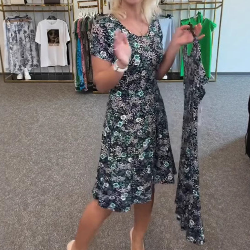 Avslappnad Damklänning Med Rund Halsringning Och Blommönster