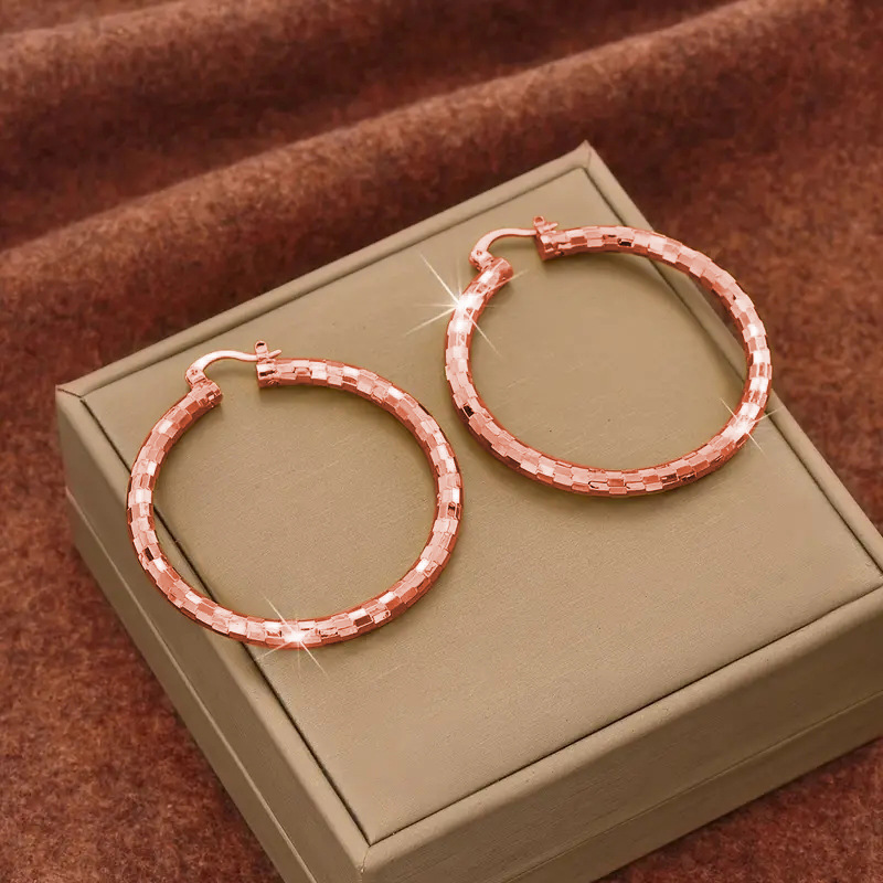đ« 50 % RABATT UNDER BEGRĂNSAD TID! đ„ Minimalistiska, strukturerade hoop-örhĂ€ngen för dam â diamantslipade, med snĂ€pplĂ„s, ger en vacker glans i vardagen âš