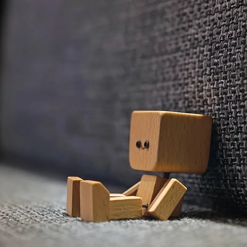 Charmig liten träfigur som gungar med 12st magnetiska uttryck