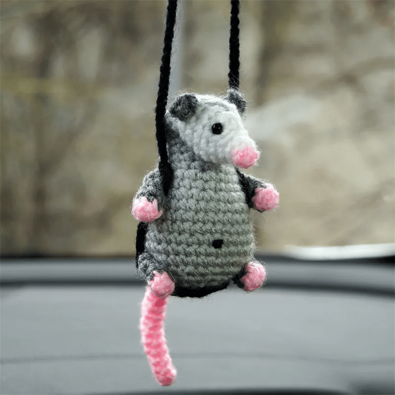 🔥 SISTA DAGEN 49 % RABATT – Possum Car Charm (100 % handstickad)