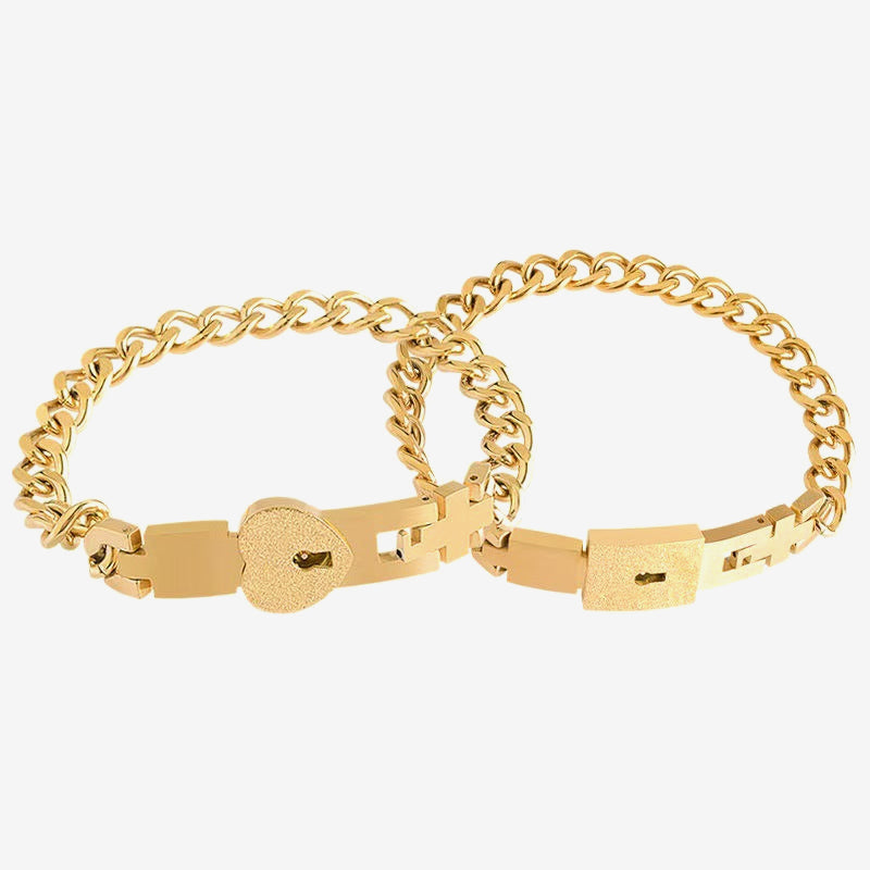 Matchande armband med ett hjärtformat lås