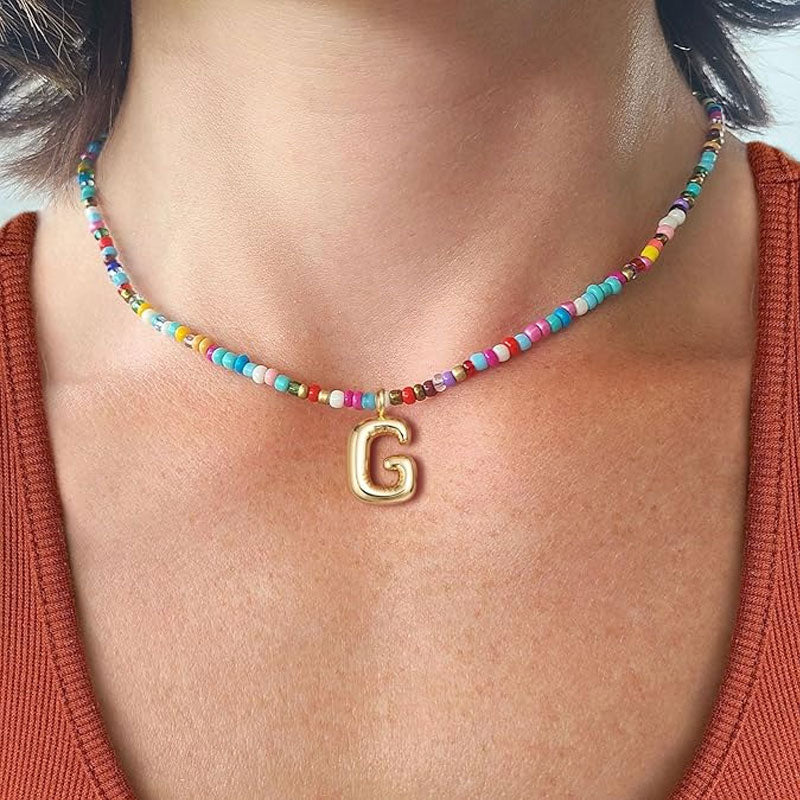 Initialhalsband med pärlor
