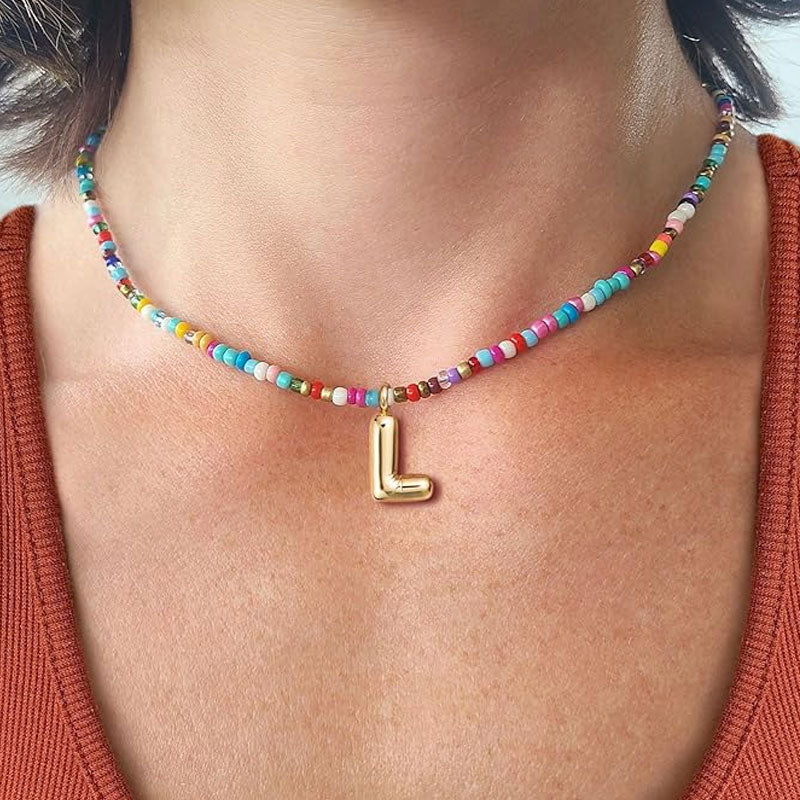 Initialhalsband med pärlor