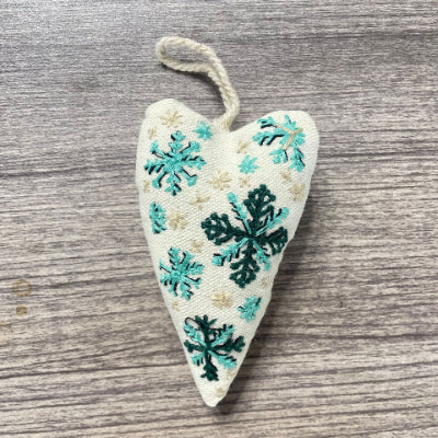 🎅Bästa julklappen💖Handbroderikit "Hjärtformad jultomte - DIY-dekoration för julgran, dörr och present | Inkl. tyg, garn och instruktioner | Perfekt julklapp 2026