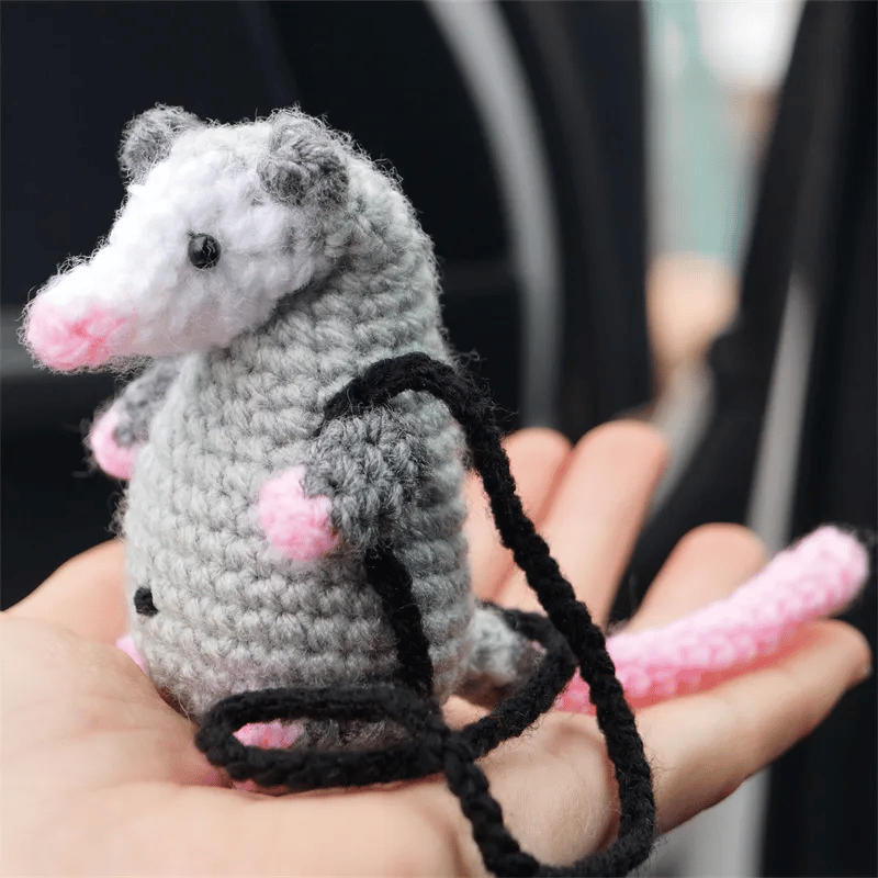 🔥 SISTA DAGEN 49 % RABATT – Possum Car Charm (100 % handstickad)