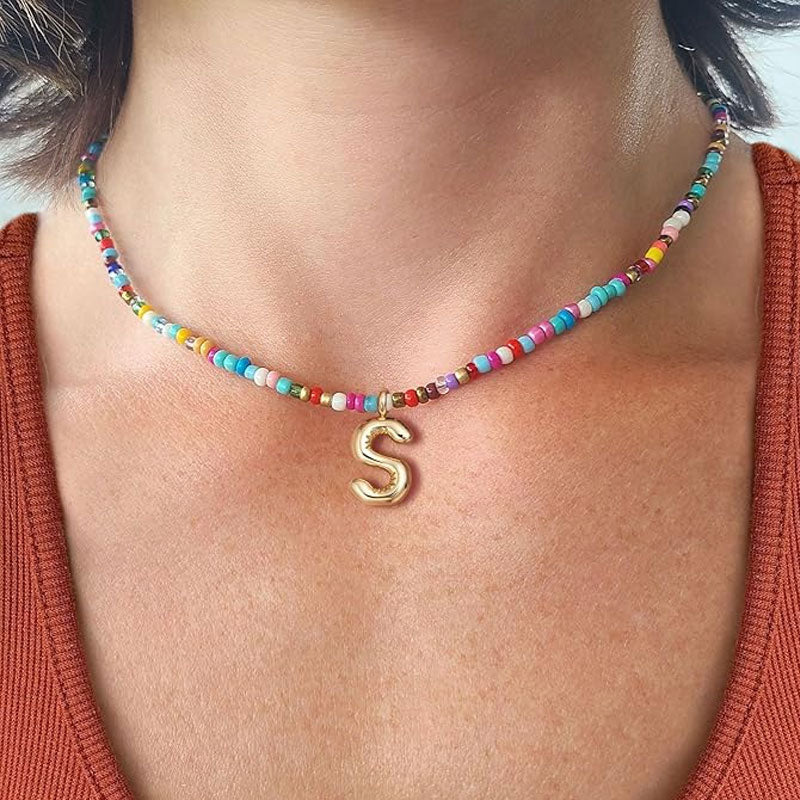 Initialhalsband med pärlor