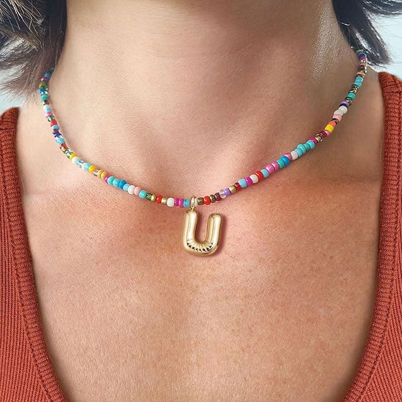 Initialhalsband med pärlor
