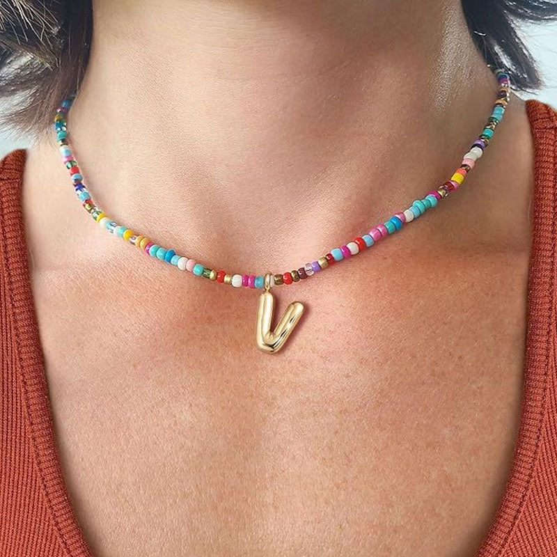 Initialhalsband med pärlor