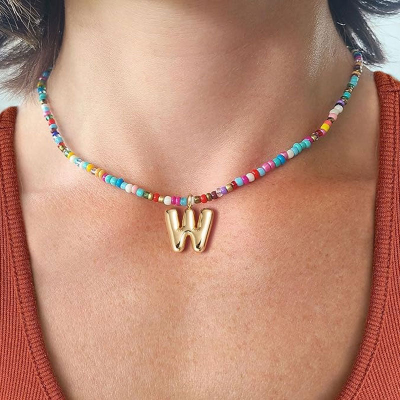 Initialhalsband med pärlor