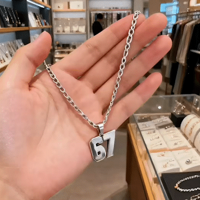 67 Number Pendant Necklace – Ett statement-smycke för alla fashionistas