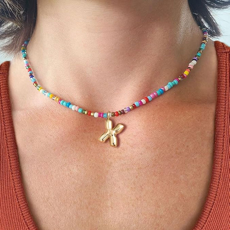 Initialhalsband med pärlor