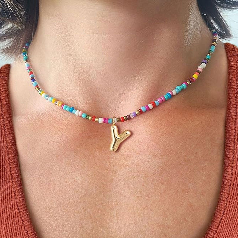 Initialhalsband med pärlor