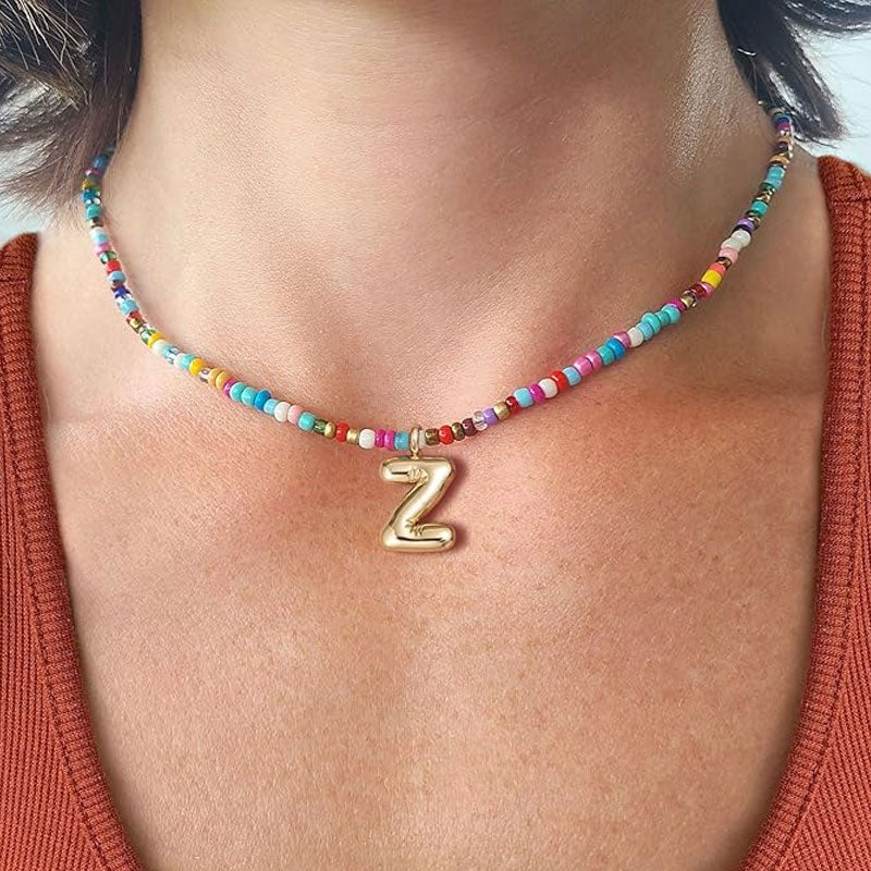 Initialhalsband med pärlor