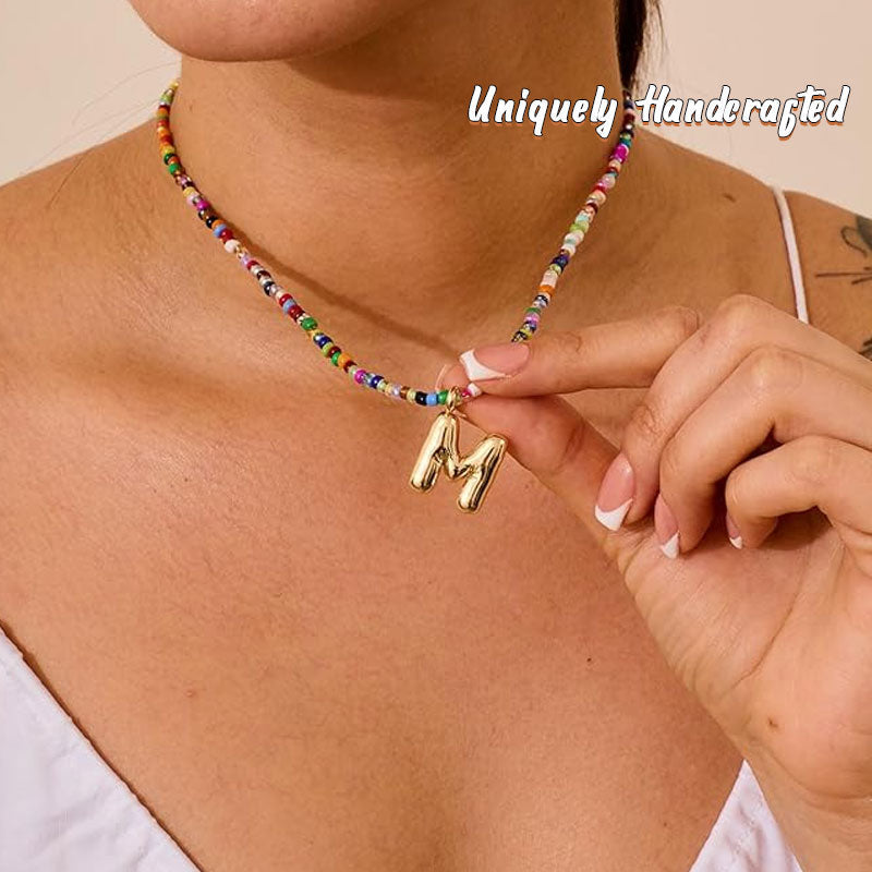Initialhalsband med pärlor