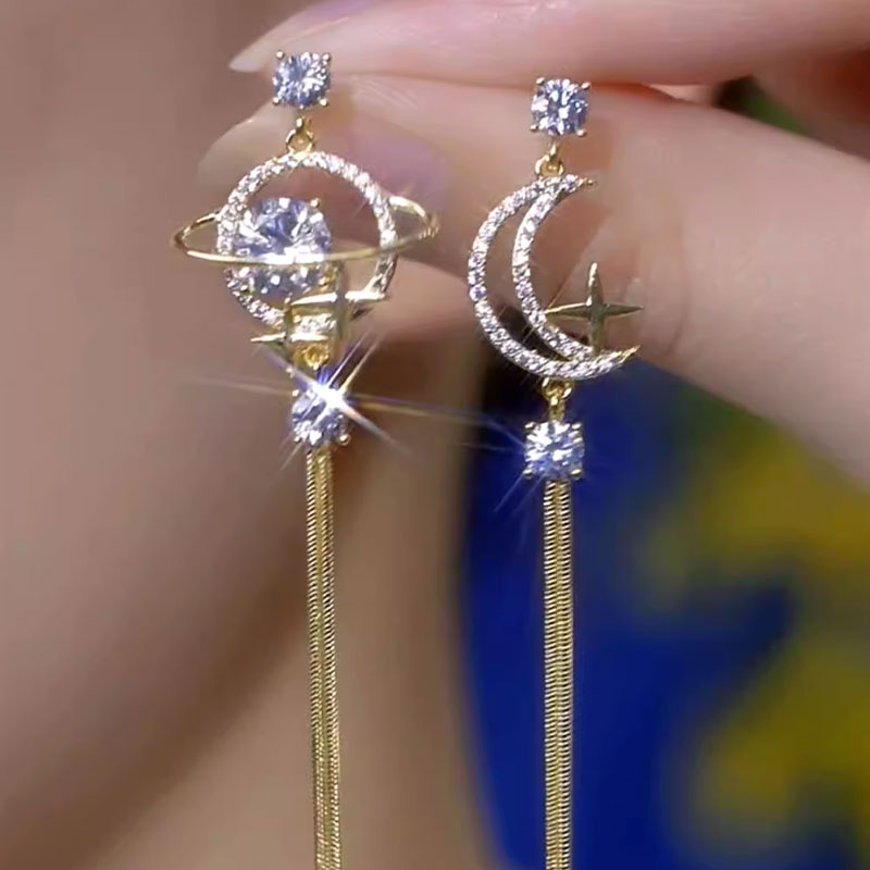 🌙✨ Asymmetriska Örhängen Med Stjärna Och Måne Och Tofsar✨🌙