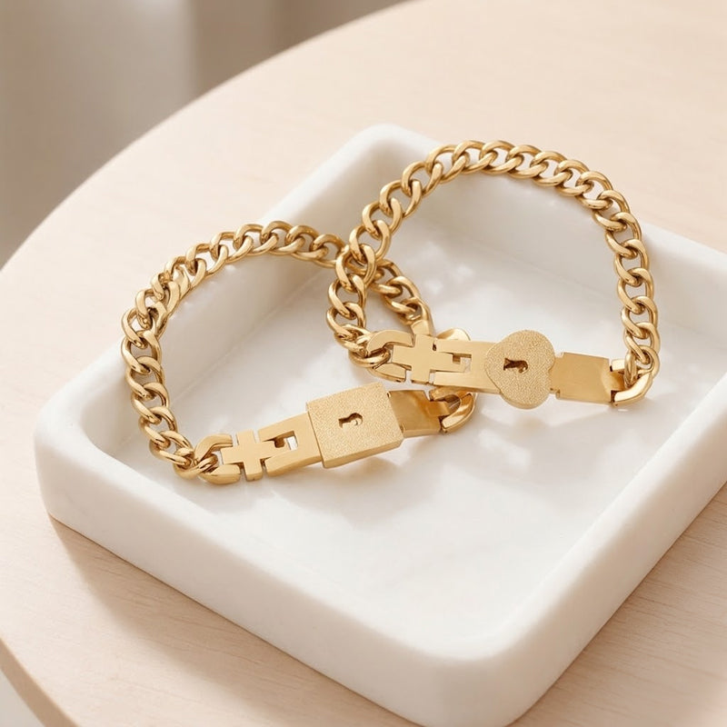 Matchande armband med ett hjärtformat lås