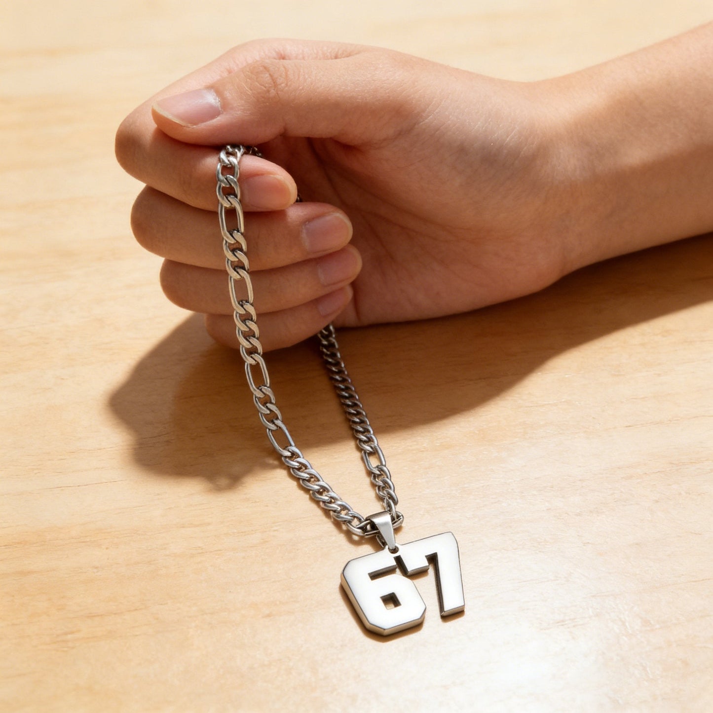 67 Number Pendant Necklace – Ett statement-smycke för alla fashionistas