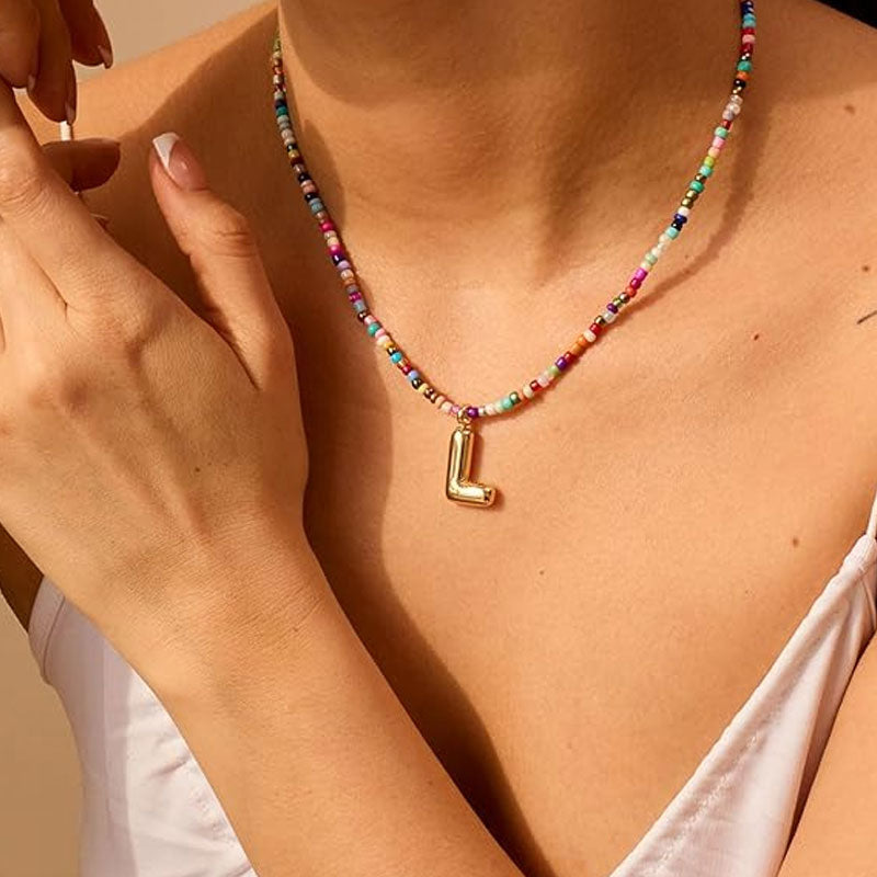 Initialhalsband med pärlor
