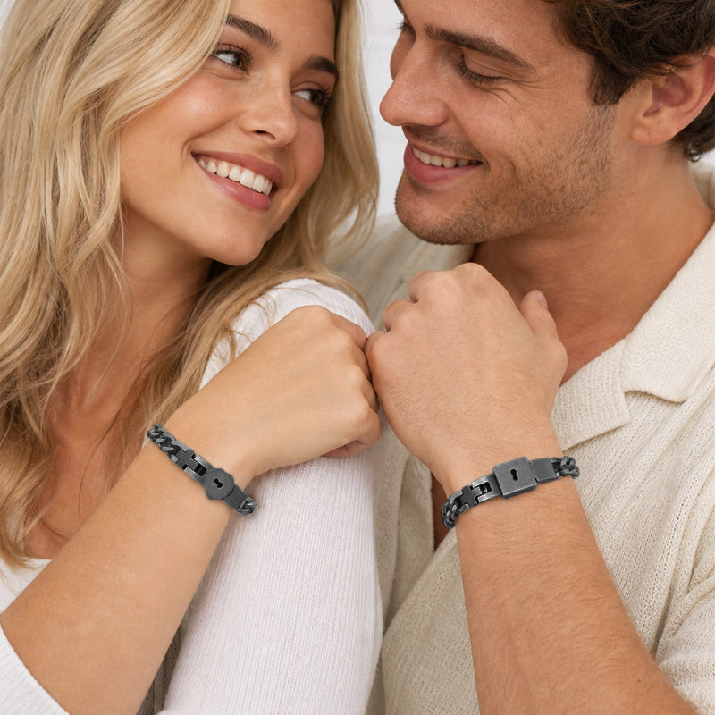 Matchande armband med ett hjärtformat lås