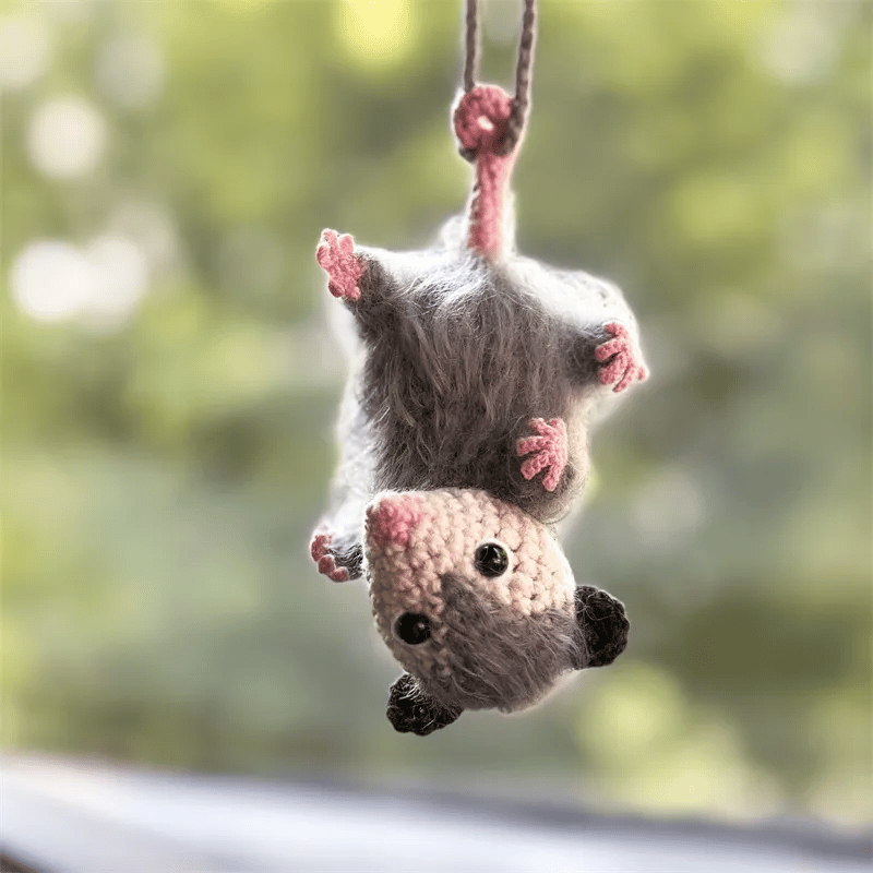 🔥 SISTA DAGEN 49 % RABATT – Possum Car Charm (100 % handstickad)