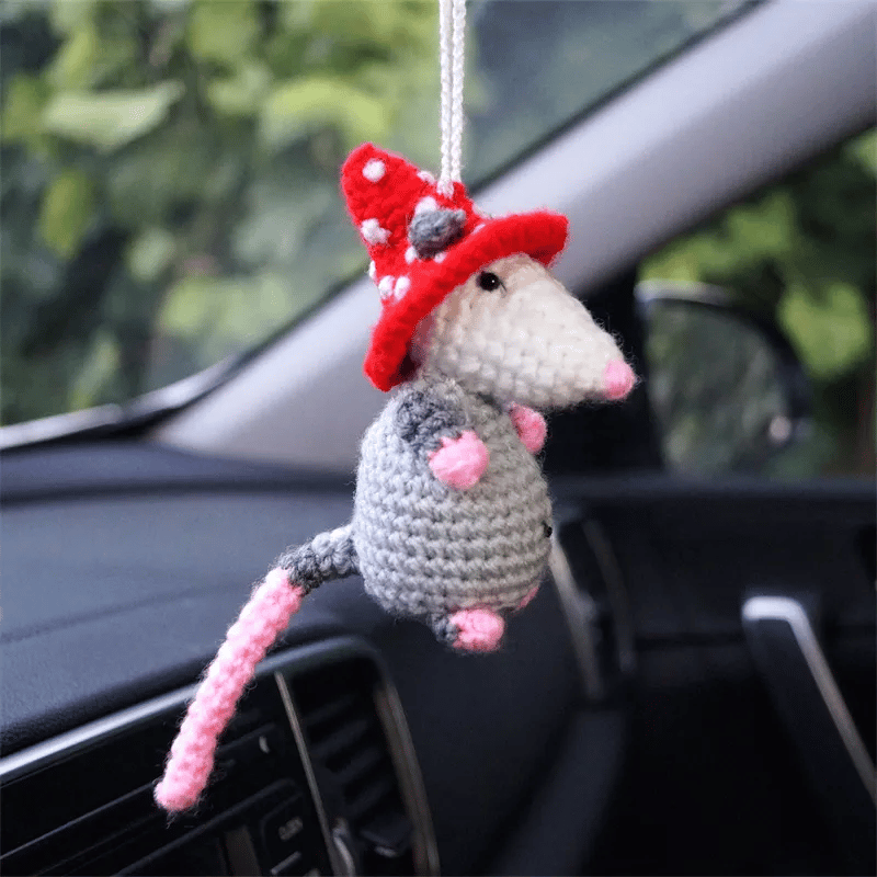 🔥 SISTA DAGEN 49 % RABATT – Possum Car Charm (100 % handstickad)