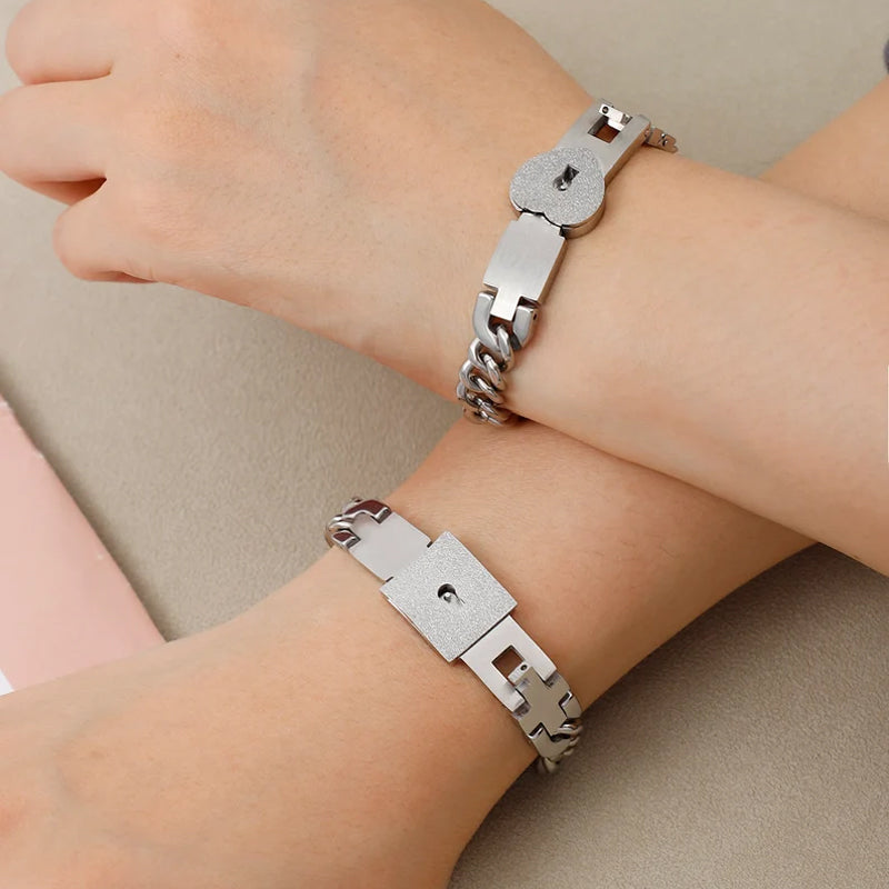 Matchande armband med ett hjärtformat lås