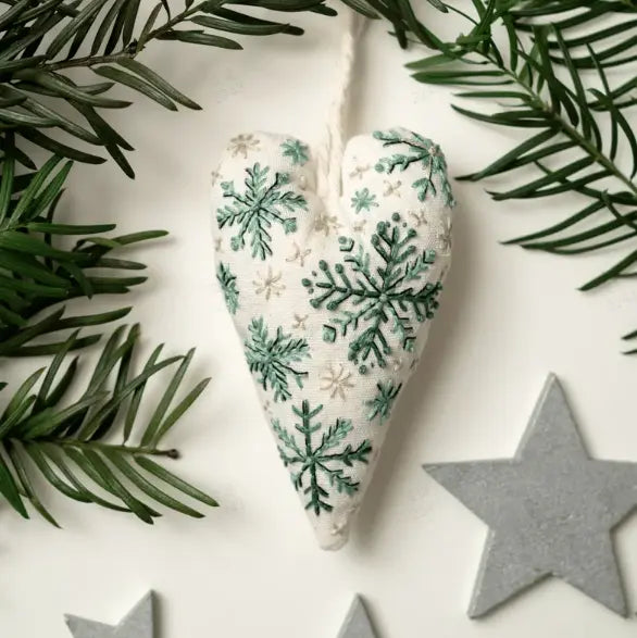 🎅Bästa julklappen💖Handbroderikit "Hjärtformad jultomte - DIY-dekoration för julgran, dörr och present | Inkl. tyg, garn och instruktioner | Perfekt julklapp 2026