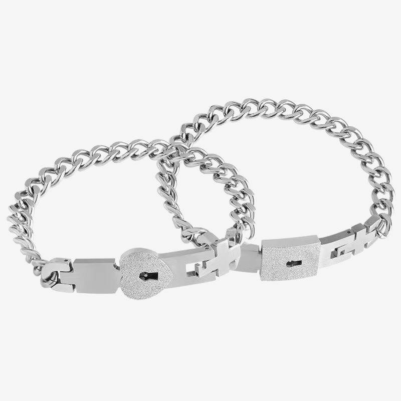 Matchande armband med ett hjärtformat lås