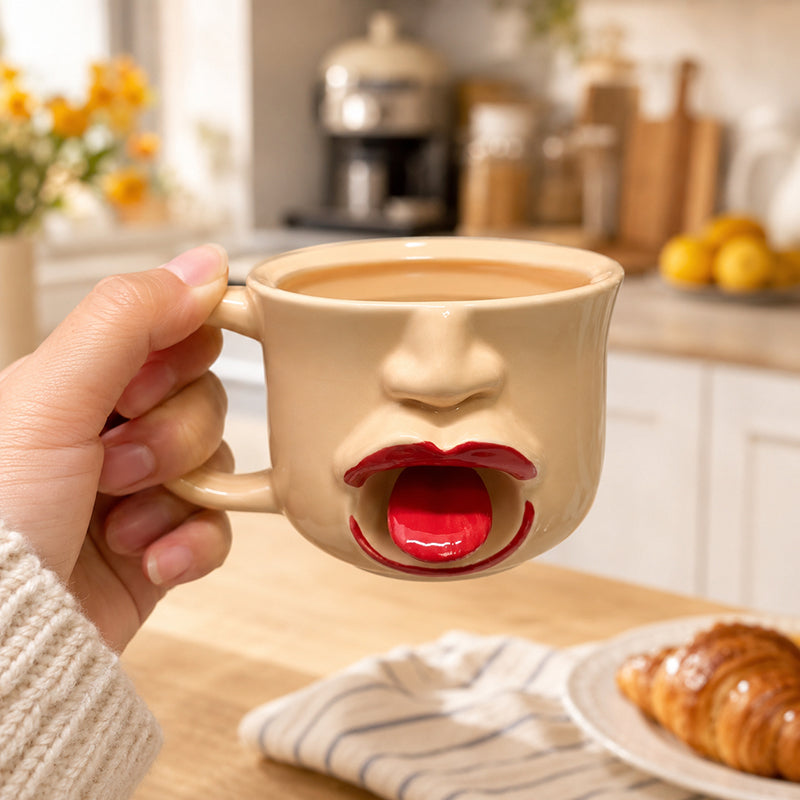 Ett originellt, abstrakt keramikmugg med tunga-motiv