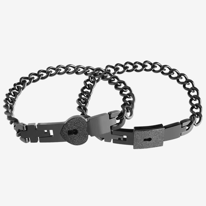 Matchande armband med ett hjärtformat lås