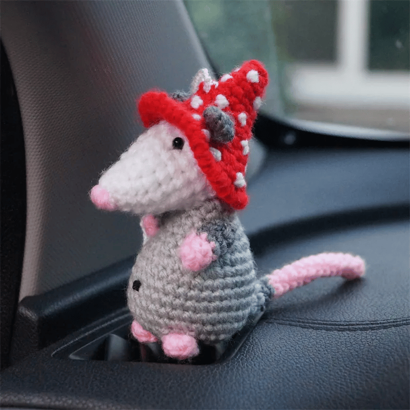 🔥 SISTA DAGEN 49 % RABATT – Possum Car Charm (100 % handstickad)
