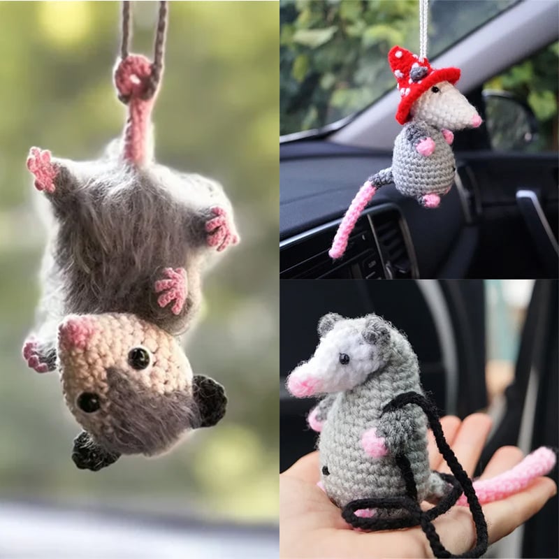 🔥 SISTA DAGEN 49 % RABATT – Possum Car Charm (100 % handstickad)