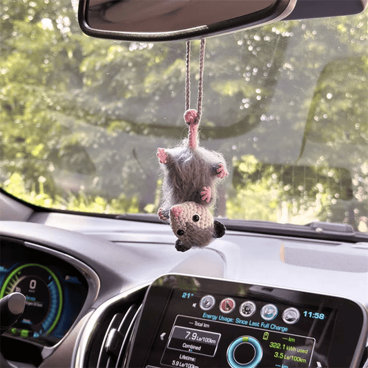 🔥 SISTA DAGEN 49 % RABATT – Possum Car Charm (100 % handstickad)