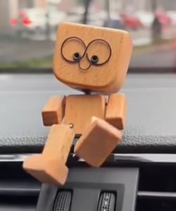Charmig liten träfigur som gungar med 12st magnetiska uttryck