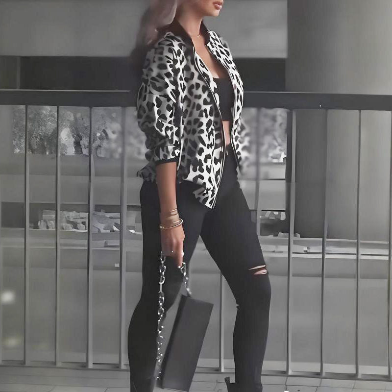 Trendig damjacka med leopardmönste