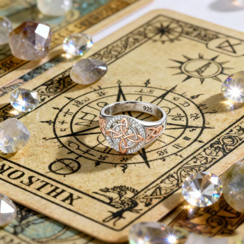 Elegant tvåfärgad ring med keltisk knut och zirkon