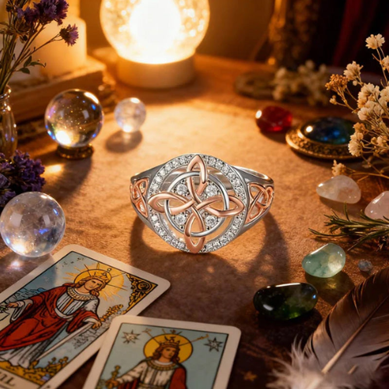 Elegant tvåfärgad ring med keltisk knut och zirkon