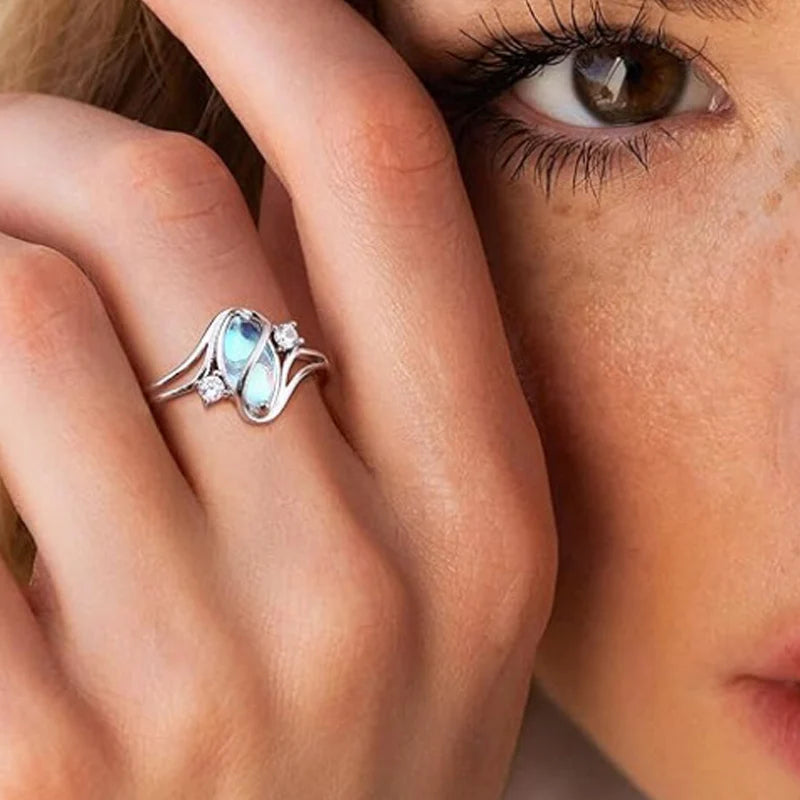 💍Geometrisk oval månstenring med zirkonia-detaljer – mystisk, glittrande och tidlöst elegant!