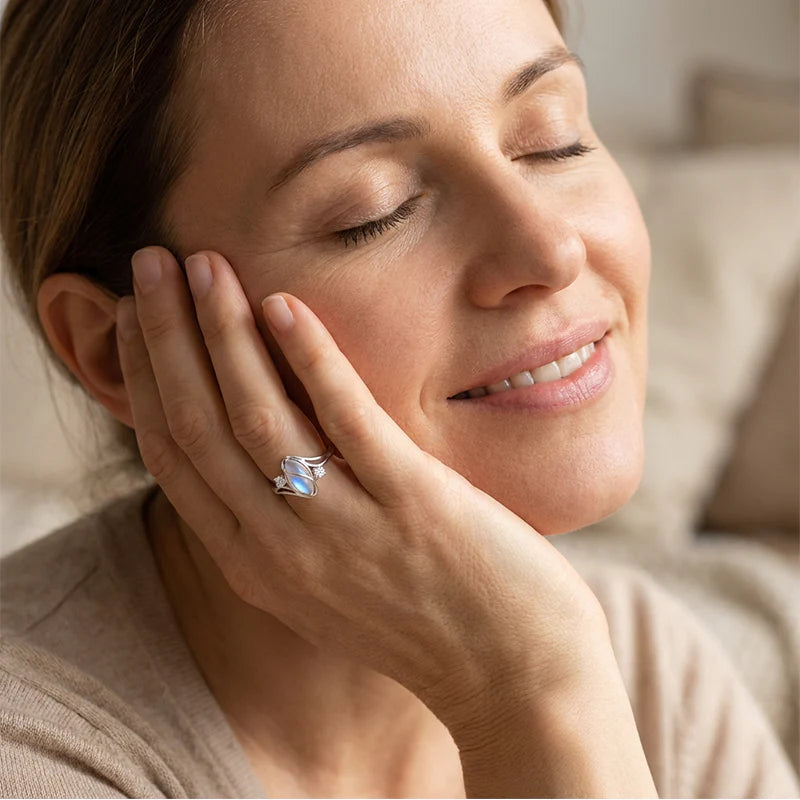 💍Geometrisk oval månstenring med zirkonia-detaljer – mystisk, glittrande och tidlöst elegant!