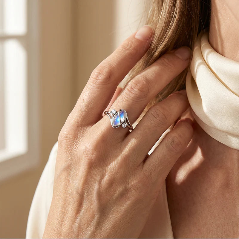 💍Geometrisk oval månstenring med zirkonia-detaljer – mystisk, glittrande och tidlöst elegant!