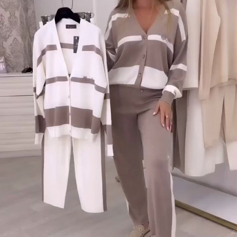 Damset Med Randigt, Avslappnat Och Bekvämt Tvådelat, Trendigt Och Bekvämt