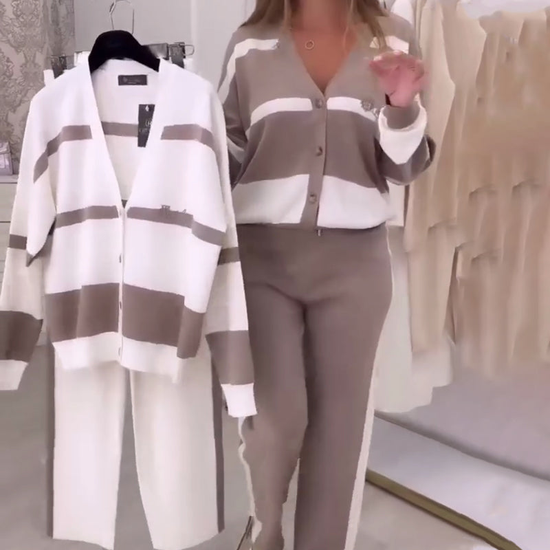 Damset Med Randigt, Avslappnat Och Bekvämt Tvådelat, Trendigt Och Bekvämt