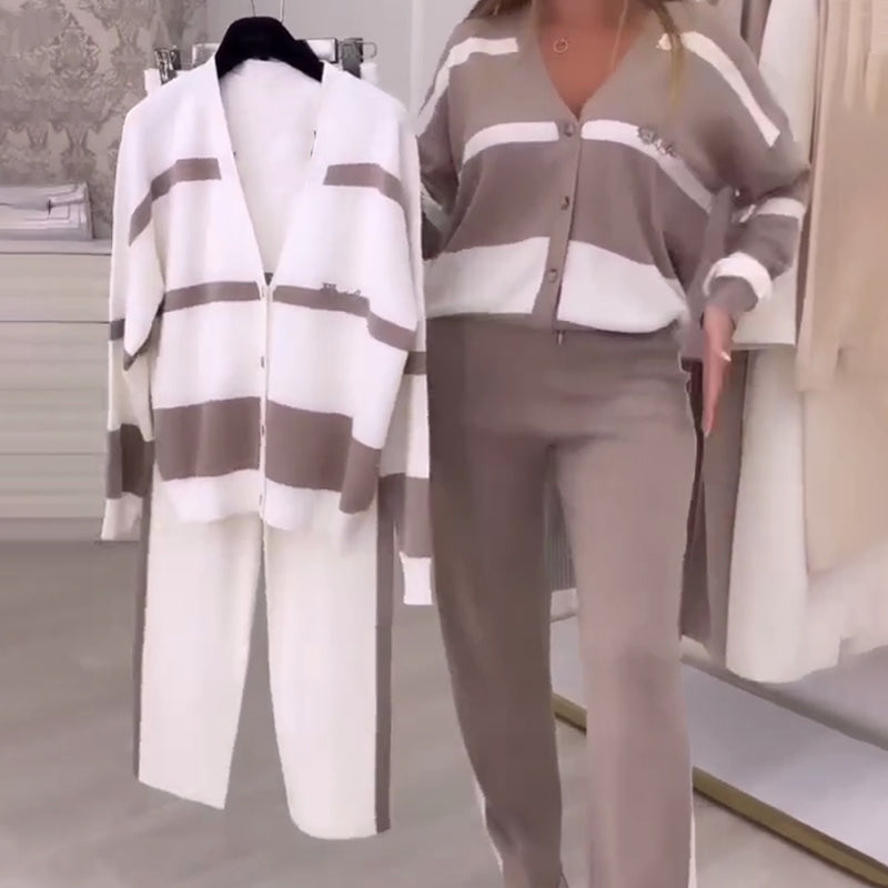 Damset Med Randigt, Avslappnat Och Bekvämt Tvådelat, Trendigt Och Bekvämt