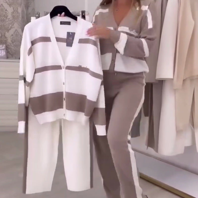 Damset Med Randigt, Avslappnat Och Bekvämt Tvådelat, Trendigt Och Bekvämt