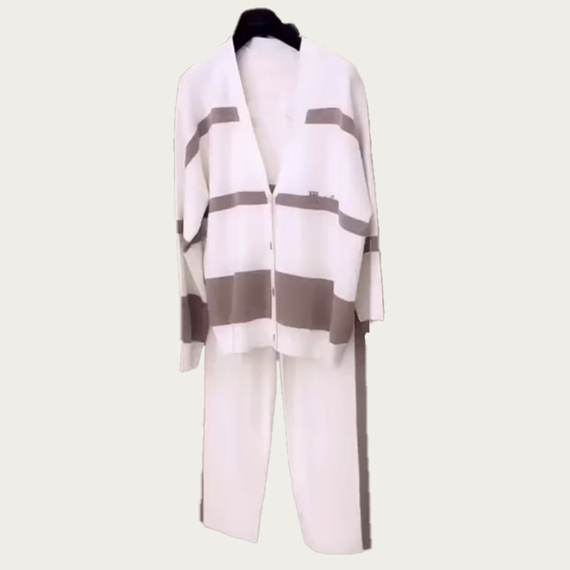 Damset Med Randigt, Avslappnat Och Bekvämt Tvådelat, Trendigt Och Bekvämt