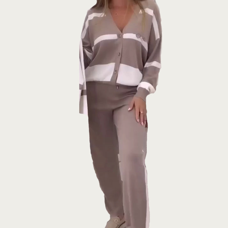 Damset Med Randigt, Avslappnat Och Bekvämt Tvådelat, Trendigt Och Bekvämt