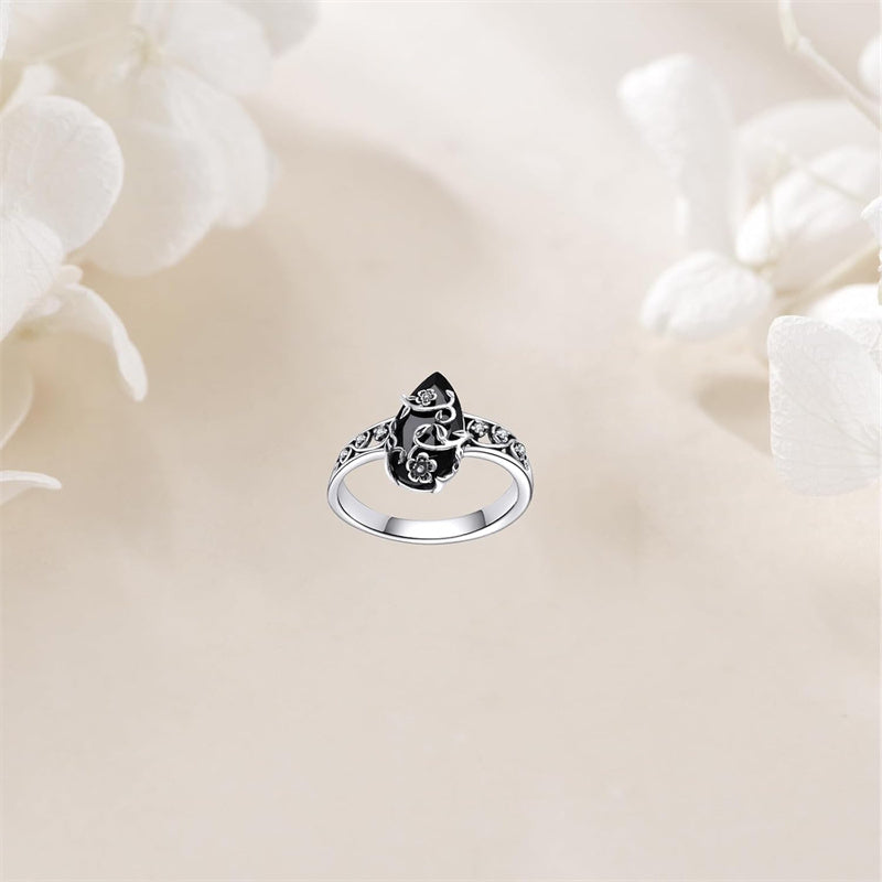 💎 BOHEMISK VINTAGERING! 💎 Blommigt rankmönster, svart droppformad ädelsten och glittrande detaljer för tidlös elegans✨