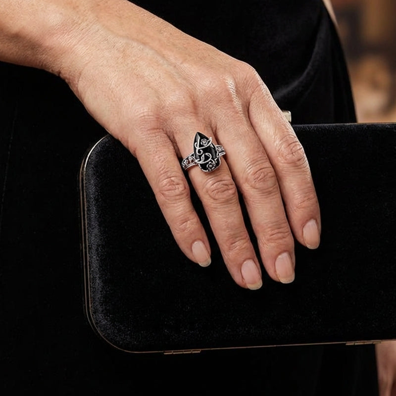 💎 BOHEMISK VINTAGERING! 💎 Blommigt rankmönster, svart droppformad ädelsten och glittrande detaljer för tidlös elegans✨