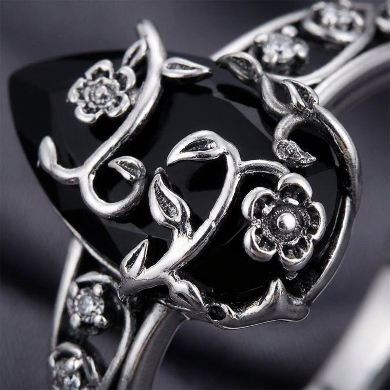 💎 BOHEMISK VINTAGERING! 💎 Blommigt rankmönster, svart droppformad ädelsten och glittrande detaljer för tidlös elegans✨