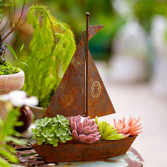 ⛵ 50 % RABATT JUST NU! 🌱 Rustik segelbåtsformad blomkruka i metall – Handgjord, väderbeständig och perfekt för suckulenter, örter eller blommor – en charmig inredningsdetalj i trädgården eller på hyllan 🏡